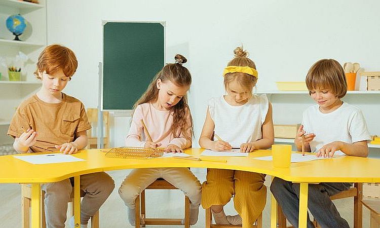deca sede za stolom